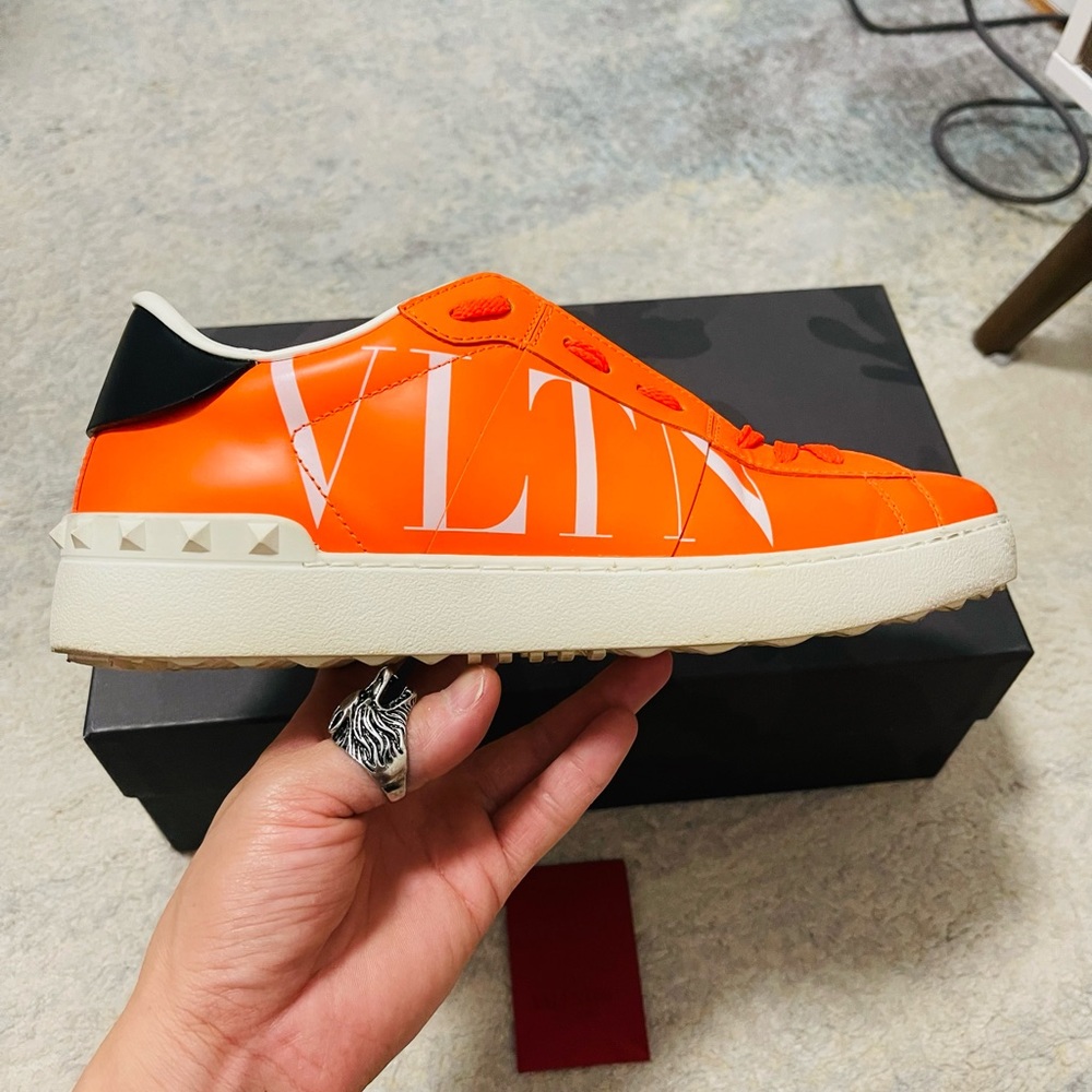 Like New Men’s Size 8 Valentino Garavani VLTN Open  Fluorescent Sneakers Orange